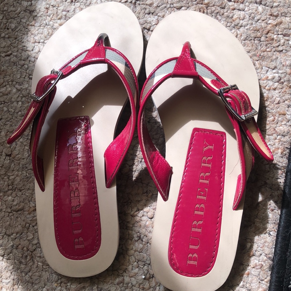 Burberry Pink Patent Leather and Beige Check Thong Sandals - Picture 5 of 7